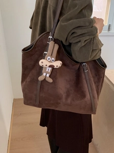 Grote bruine suède shopper tas met cartoon hanger en verstelbare lederen riem
