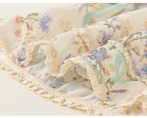 Détail macro du tissu floral avec bordure en dentelle et broderie anglaise délicate