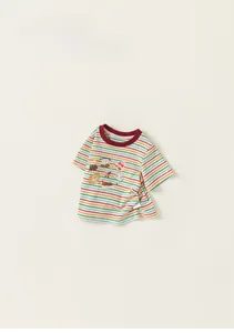 Detail von Regenbogenstreifen und Cartoon-Drucken auf einem Kinder-T-Shirt aus Strick