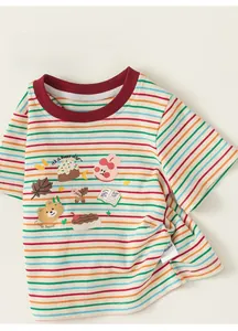 Detail eines gestreiften Kinder-T-Shirts mit Bärenstickerei und Rundhalsausschnitt