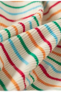 Detaillierte Ansicht des bunten Regenbogenstreifen-Strickstoffs mit weicher Rippenstruktur