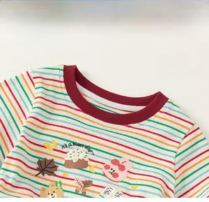 Detail des bunt gestreiften Kragens und des niedlichen Bärenprints auf dem Kinder-T-Shirt