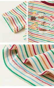 Detailansicht des Regenbogen-T-Shirts mit Zeichentrickdruck, Ärmelbündchen und Saumverarbeitung