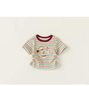Detail eines gerippten Regenbogen-T-Shirts für Kinder mit süßen Bären-Cartoon-Prints