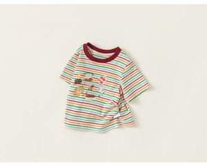 Detail eines bunten regenbogen gestreiften Kinder-T-Shirts mit süßem Bärendruck