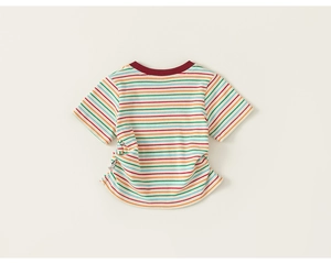 Nahaufnahme des bunt gestreiften Kinder T-Shirts aus strukturiertem Regenbogen-Rippstrick