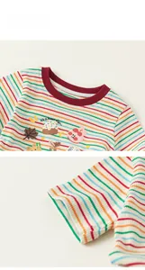 Detail eines farbenfrohen gestreiften Baumwollstrick-T-Shirts mit Cartoon-Aufnäher und Ripp