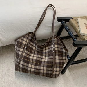 Grand sac cabas à carreaux marron avec bandoulières en cuir et design vintage chic