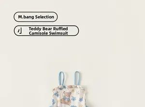 Gros plan détaillé du maillot de bain fille avec imprimé ours et bordures à volants
