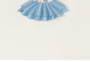 Détail de l'ourlet à double volant bleu ciel sur un maillot de bain enfant