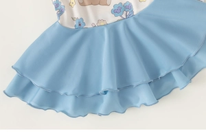 Détail d'un maillot de bain pour fille avec volants bleu clair et imprimé ours mignon