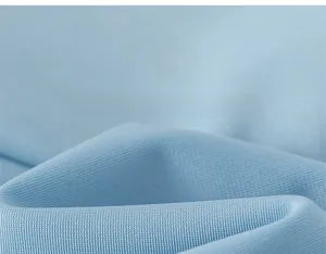 Détail du tissu de maillot de bain bleu ciel avec texture micro-maille douce et drapée