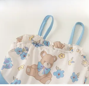 Détail d'un maillot de bain fille avec imprimé ours fleuri et bordure à volants