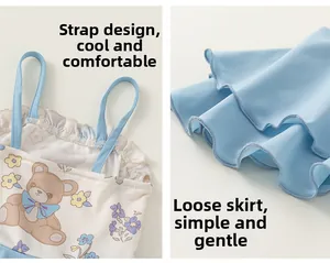 Vue détaillée du maillot de bain bleu clair pour enfant avec ours et ourlet à volants