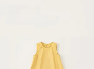 Dettaglio di un abito estivo giallo senza maniche in cotone per bambine con scollo tondo