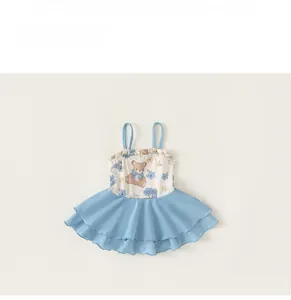Détail du maillot de bain fille avec motifs ours et volants bleus mignons