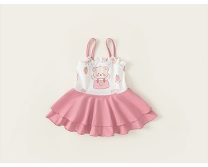 Détail d'un maillot de bain fille avec imprimé ours mignon et jupe à volants rose