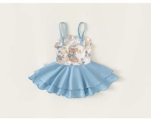 Détail du maillot de bain bleu clair pour filles avec motif ours et jupe à volants