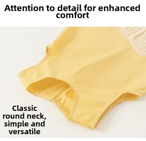 Dettaglio dell'abito in cotone giallo senza maniche con scollo rotondo e trama liscia