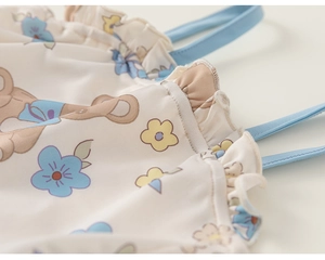 Vue détaillée d'un maillot de bain pour fille avec motifs d'ours et volants au col