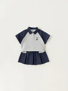 Completo sportivo due pezzi per bambina con polo blu navy e grigia e gonna a pieghe