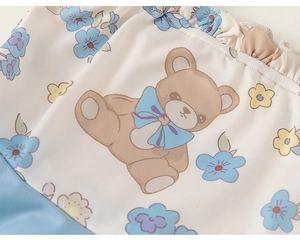 Gros plan détaillé du tissu maillot de bain fille avec motifs ours et bords plissés