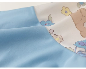 Gros plan du tissu floral doux avec motifs d'ours pour maillot de bain enfant