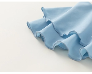 Vue détaillée des volants bleu clair superposés avec finitions de couture overlock