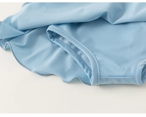 Détail du maillot de bain bleu ciel pour filles avec coutures soignées et tissu extensible