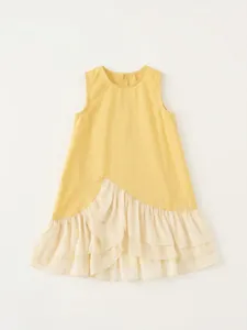 Abito smanicato per bambine con top giallo e gonna a balze color crema a strati