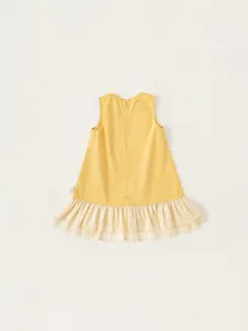 Abito a linea A giallo senza maniche da bambina con orlo a balze crema e bottone