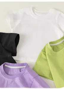 Gros plan de t-shirts à manches courtes en coton en blanc, noir, violet et vert fruit