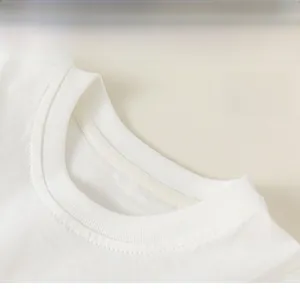 Détail d'un t-shirt en coton à col rond classique avec col côtelé renforcé et couture
