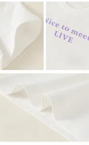 Détail d'un t-shirt en coton blanc avec imprimé violet et coutures renforcées