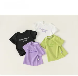 Détail de quatre t-shirts à manches courtes en coton pour enfants en noir blanc violet
