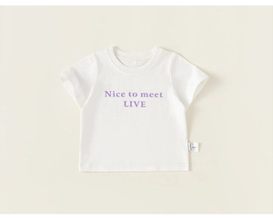 Détail d'un t-shirt blanc en coton pour enfant avec texte violet et texture de tissu