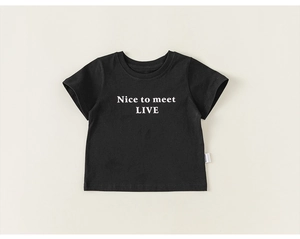 Détail d'un t-shirt noir en coton pour enfants avec texte artistique blanc et col rond
