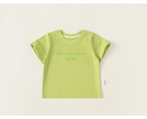 Détail d'un t-shirt enfant en coton vert clair avec imprimé artistique vert foncé et col rond
