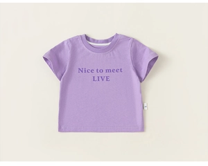 Gros plan d'un t-shirt en coton lilas pour enfants avec un imprimé de lettres douces