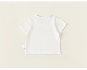 Gros plan d'un t-shirt minimaliste blanc en coton pour bébé avec des coutures fines