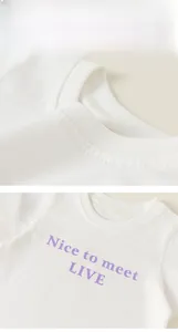 Détail d'un t-shirt en coton blanc avec impression violette et col rond à bords-côtes