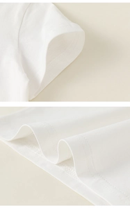 Gros plan sur le tissu en coton tricoté blanc avec coutures doubles renforcées de qualité