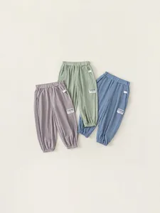 Trois pantalons de jogging légers en coton pour enfants en gris violet vert et bleu