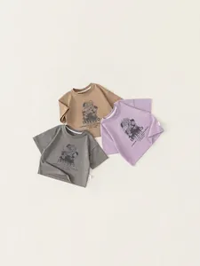 Trois t-shirts en coton pour enfants marron, violet et gris avec imprimés de dragon