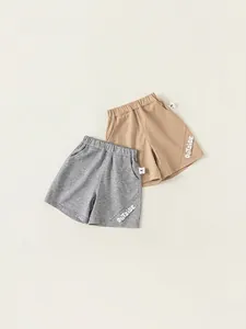 Deux shorts décontractés en coton pour garçons en gris et kaki avec imprimé Outside