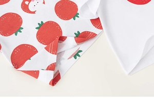 Dettaglio dell'orlo finemente cucito e stampa fragola sulla maglietta in cotone