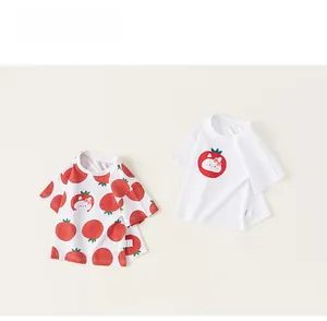 Dettaglio di magliette in cotone con stampe di fragole e conigli e morbidi scollo a U