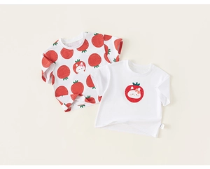 Dettaglio di due magliette in cotone per bambini con stampe di fragole e conigli e girocollo
