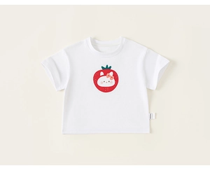 Dettaglio maglietta in cotone per bambina con stampa fragola e coniglio carino
