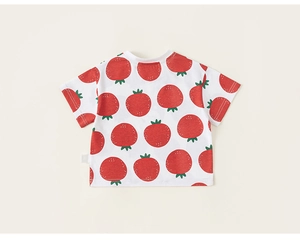 Dettaglio della maglietta per bambini in morbido cotone con stampa di fragole rosse